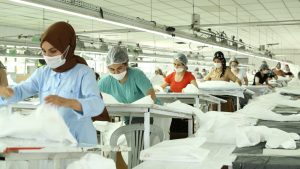İstanbul'da bir tekstil fabrikası. Covid-19'ın bulaşmasını engellemeye yönelik tekstil malzemesi üretiminde kadın işçiler. Eylül 202. Kaynak: Shutterstock.