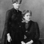 Maria_Sklodowska_et_sa_sœur_Bronislawa_en_1886